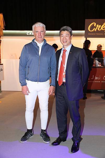 (左起)第七屆浪琴表香港馬術大師賽DBS Trophy冠軍Roger-Yves Bost與FEI第八分區主席黃啟芳.jpg