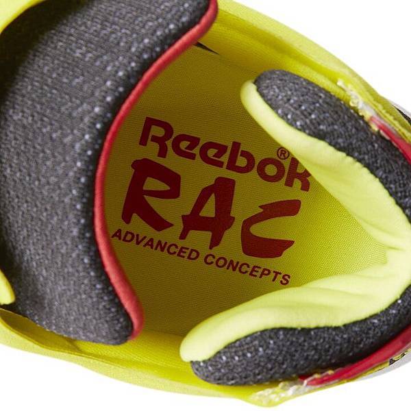 【0315 Reebok新聞照】鞋底印有原創者Steven Smith所帶領的RAC(Reebok Advanced Concepts)標誌，這是向Reebok創意團隊致敬，也代表著此鞋款跨時代原創意。.jpg