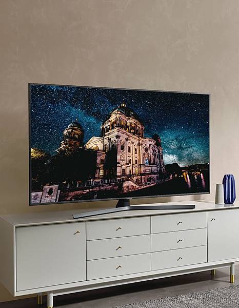 _圖14.Samsung 2019 4K UHD TV RU7400_情境照.jpg