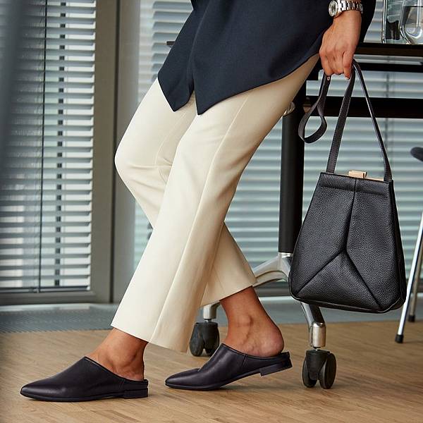 _【新聞稿圖片3】ECCO黑色素面穆勒鞋採極簡風格，配上褲裝更能彰顯個性魅力.jpg