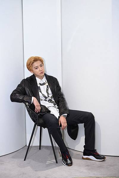 韓國男團EXO成員燦烈穿著Versace Cross Chainer系列鞋款.JPG