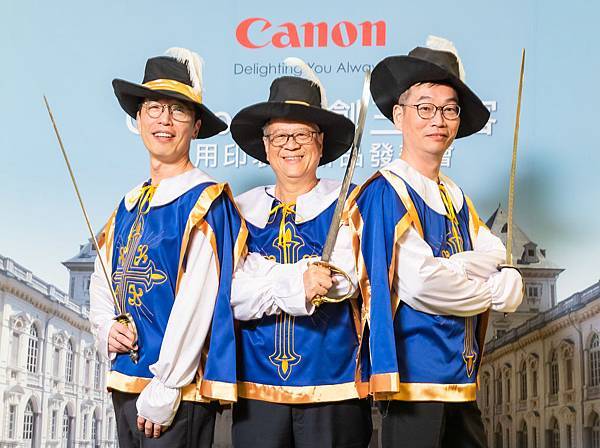 _02_Canon 新創三劍客 商用印表機新品發表會，(左) Canon 影像資訊消費產品事業群 胡大剛總經理、(右) 高耀聰 資深經理 (中)蘇惠璋總裁。.jpg