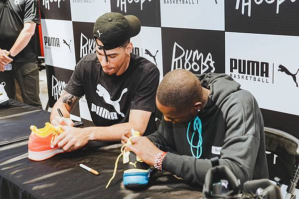 Danny Green(圖左)與Terry Rozier(圖右)為粉絲簽名。(主辦單位提供).jpg