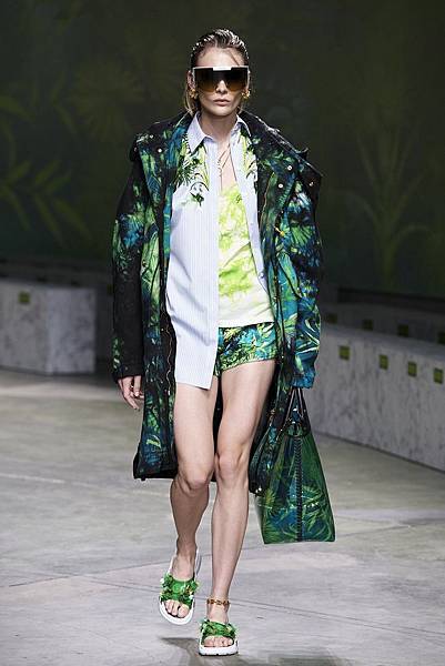 Versace 2020 春夏女裝秀_20.jpg