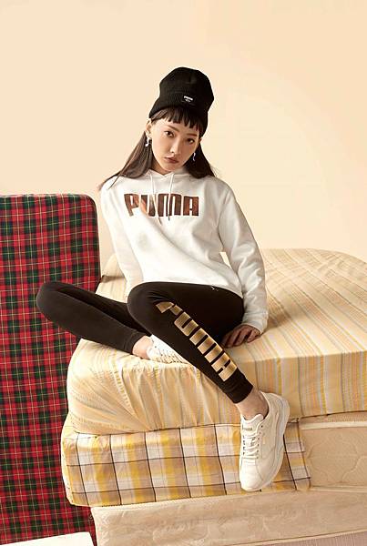 PUMA Holiday長厚連帽T恤 NT$1,980、Holiday緊身褲 NT$1,080、STORM.Y L Wns NT$2,980、 毛帽 NT$480.jpg