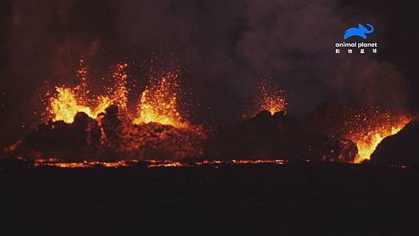 _費南迪納島火山運動活躍，有「人間地獄」之稱號.jpg