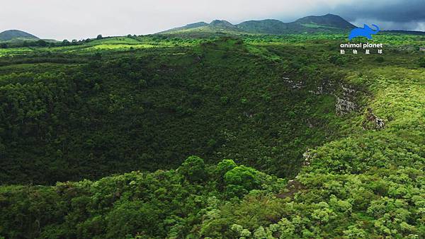 _熔岩泡泡崩塌，形成巨大火山坑.jpg