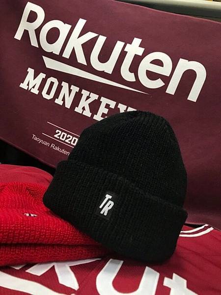 【新聞照片7】Rakuten Monkeys 短毛帽-黑色款.jpg