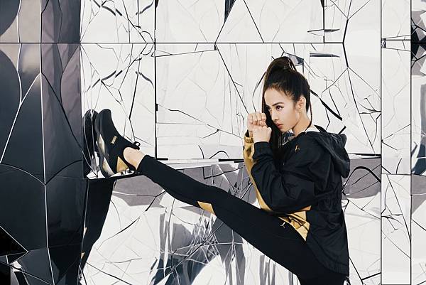 天后Jolin蔡依林怪美演繹PUMA LQDCELL Shatter Mid Wns_NT$3,580, 訓練系列Metal Splash連帽外套(F) NT$2,680, 訓練系列中衝擊運動內衣(F) NT$1,380, 訓練系列Metal Splash緊身褲(F) NT$1,880.jpg