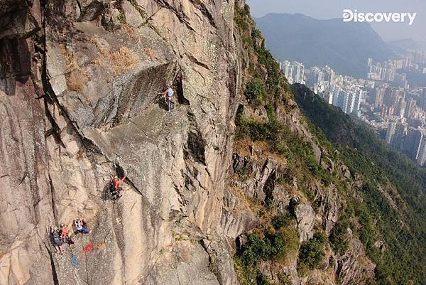 _獅子山挑戰極限的攀岩，有五段繩距的高聳垂直岩壁，難如登天，而下面就是萬丈深淵！.jpg
