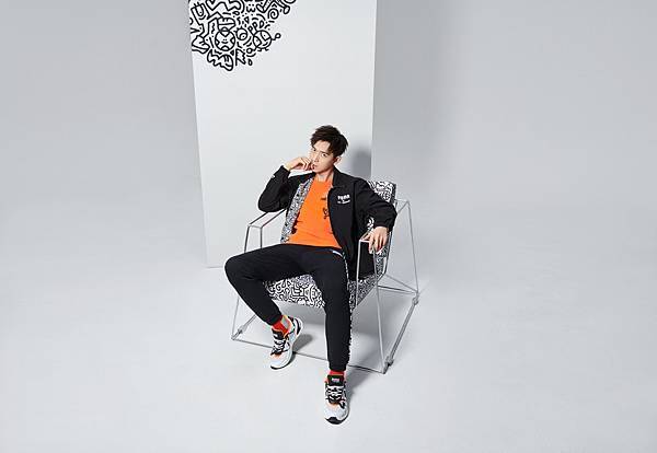 PUMA Mr Doodle系列印花夾克 NT$5,380、Mr Doodle系列短袖T恤NT$1,680、PUMA Mr Doodle系列長褲NT$2,680 、RS-2K MR DOODLE NT$4,580.jpg