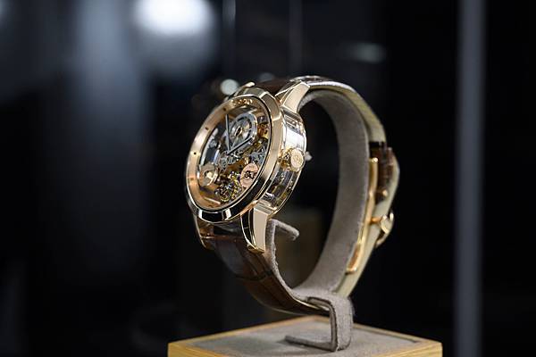 【新聞照片1】 CORUM 全新LAB 02系列飛行陀飛輪限量腕錶玫瑰金款，搭配CO 300自製機芯，416個零件打造懸浮機芯，建議售價NT$ 6,360,000。 (1).jpg