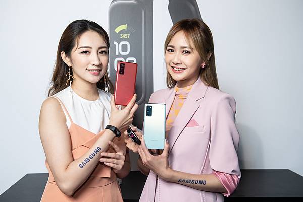 新聞照片23：Model展示Samsung Galaxy S20 FE 5G旗艦手機 （顏色左至右：狂野紅、率真綠）.jpg