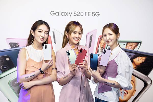 新聞照片24：Model展示Samsung Galaxy S20 FE 5G旗艦手機 (顏色左至右：清新白、率真綠、狂野紅、療癒藍、浪漫紫).jpg