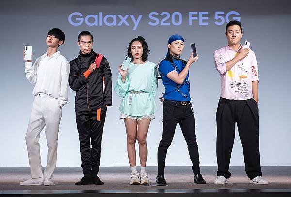 新聞照片26：Samsung Galaxy S20 FE 5G旗艦手機上市記者會KOL展示手機（顏色左至右：清新白狂野紅、率真綠、療癒藍、浪漫紫）.jpg