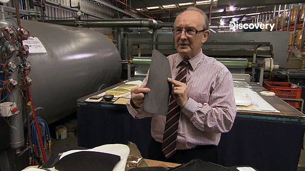 澳洲國防服裝公司製造防彈衣有超過10年的歷史，研發部門主管伊恩克拉奇博士表示防彈衣最堅硬的陶瓷磚得透過2,300度的高溫加熱，才能形成晶體結構、超級堅硬的磚片。.jpg