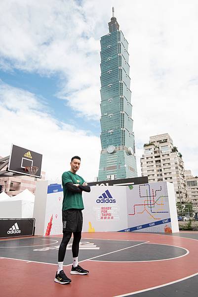 4. 時尚品味出眾的王陽明腳踩adidas臺北馬拉松專屬限定跑鞋「Supernova臺北馬拉松限定版」展現陽光形象，並分享自己最愛鞋款上的台北城市元素.jpg