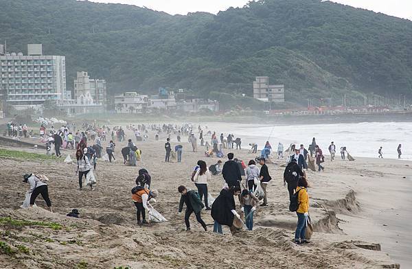 【圖二】屈臣氏「守護海洋 熱血淨灘Go」活動攜手同仁、親友，與供應商夥伴，總計超過400位志工們熱情參與，一同清除732公斤的垃圾量。.jpg