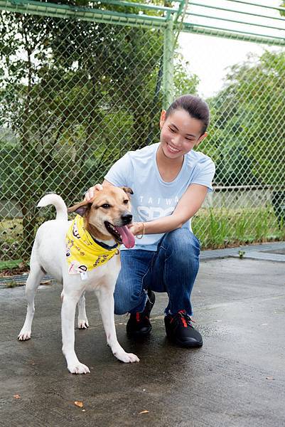 世界球后戴資穎探訪高雄市燕巢動物收容所推廣領養不棄養，優良飼主應每月替寵物進行體外寄生蟲預防措施。（圖由台灣防止虐待動物協會提供）.jpg