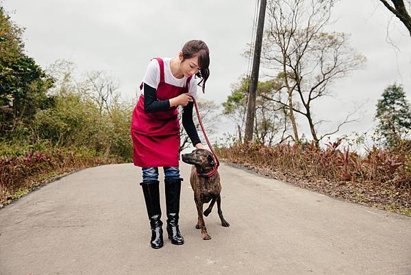 台北市議員許淑華至新北市瑞芳區動物之家擔任一日志工並拍攝宣導影片，台灣防止虐待動物協會提醒，狗狗需要足夠的運動量來維持身心健康，請每天都要帶狗狗至戶外散步喔。（圖由台灣防止虐待動物協會提供）.jpg