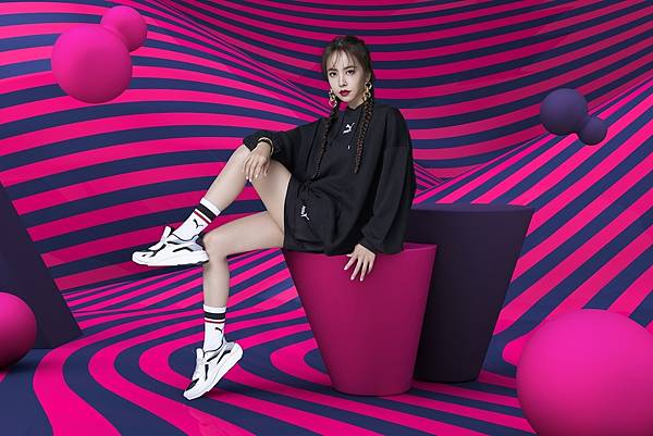 PUMA 流行系列 Classics 寬版長厚連帽 T 恤$1,980、流行系列 Classics 工業風短風裙$1,480、RS Curve Glow $3,980 .jpg