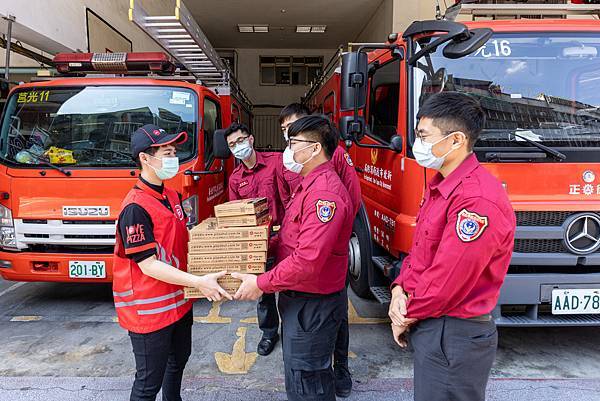 圖二：必勝客力挺年節堅守崗位的消防人員，送上熱騰騰比薩給新北市政府消防局莒光分隊，用比薩「團」每一個人的「圓」！.JPG