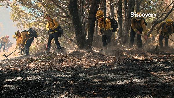 《加州野火英雄》圖說：在火場邊緣清出一 條安全的防火線，也是消防員的工作。.jpg