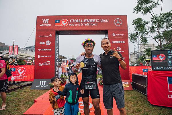 2021 Challenge Taiwan - (右二)226 公里項目 最強士官長王金晴發威奪 得第一.Challenge  Family亞太區執行 長羅威士 Jovi.jpg