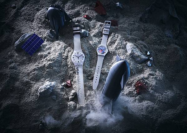 Swatch 太空腕錶系列中另外兩款，則是結合對外太空的想像，「星際迷航」搭配的是紅藍相間的透視機芯投射了人類探索的願望。「黑白視界」以簡單俐落的黑白配色。.jpg