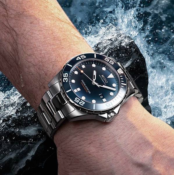 形象照3_Ocean Star 600 Chronometer 海洋之星深潛600米腕錶_M026.608.11.041.01_blue_NT$54,800.jpg