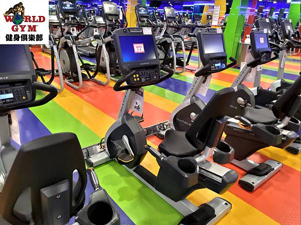 【新聞稿用圖】 迎接微解封  World Gym防疫全 面升級-5-器材貼有防疫間隔距離提醒貼紙.jpg