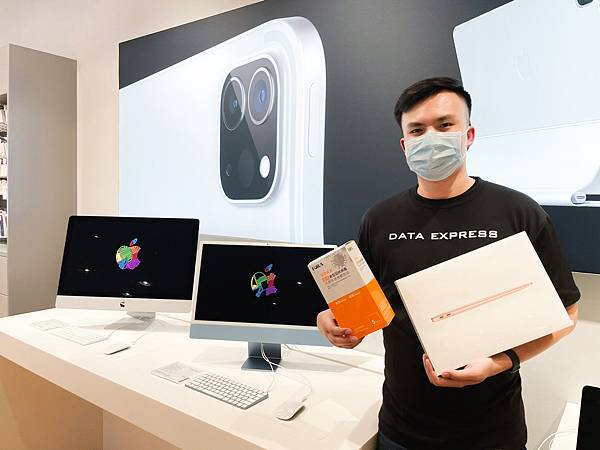 【新聞照片2】德誼數位購物享安心雙重保障，在指定門市購買iPhone、ＭacBook全系列，可享優惠加價購「安心防護快篩」組合，最高現省3,080元再送周邊好物，來德誼數位購物享安心雙重保障！.jpg