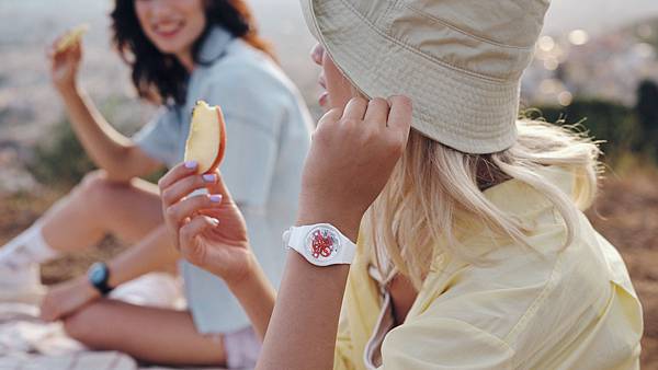 Swatch GENT BIOCERAMIC 經典白色搭配亮彩機芯為夏天帶來全新風格.jpg