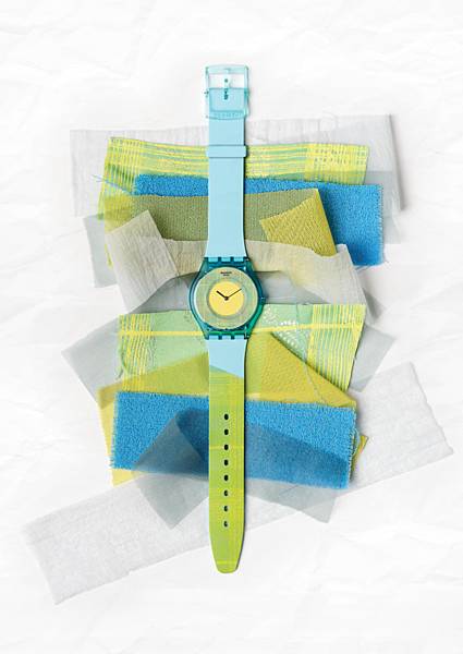 清新紗麗這款由 Supriya Lele 設計的雙色腕錶在錶帶上融入了獨特的馬德拉斯格紋圖案，與淺藍色色塊，交織出意想不到的藝術效果。.jpg