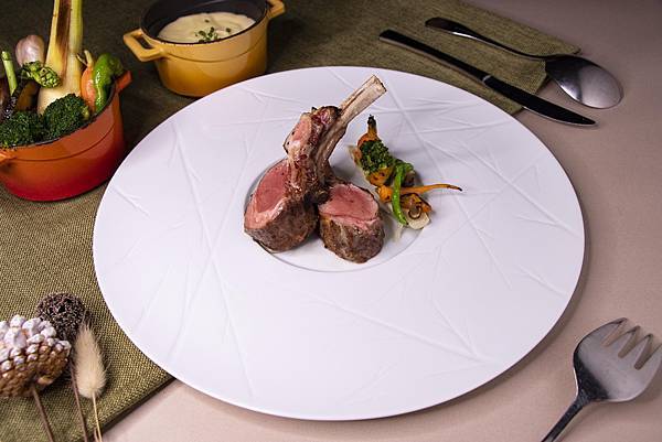 台北士林萬麗酒店-士林廚房主餐-紐西蘭和羊排.jpg