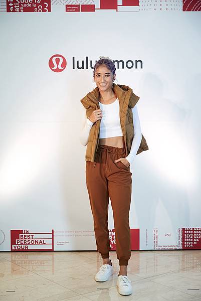 17. 瑞瑪席丹出席lululemon微風廣場新店開幕_拍照背板.jpg