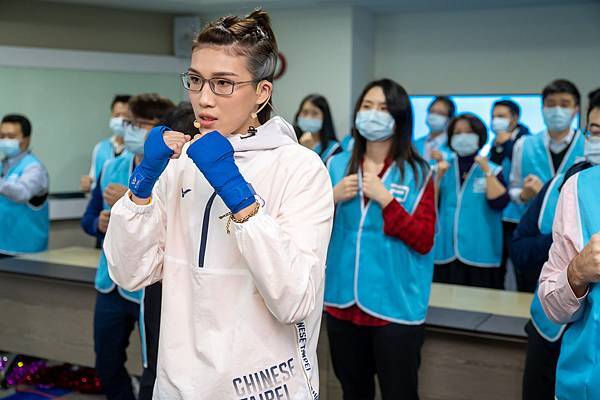 【圖3-1】拳擊選手黃筱雯和復健科醫師王思恒，與亞培員工伴伊甸長者「拳拳健康 擊出精彩」.jpg