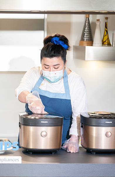 新聞照片二之三：林美秀為農曆年節提前秀廚藝，現場示範使用飛利浦智慧萬用鍋製作年菜吉利雞湯、紅豆湯與佛跳牆，邀請所有粉絲用金小萬做出豐富多元的年菜。.jpg