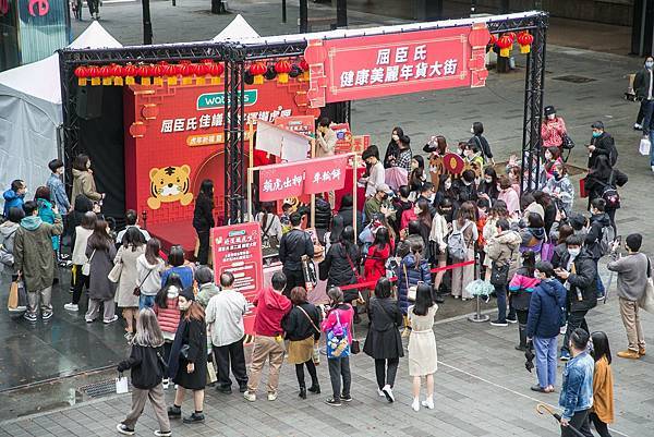 【圖五】「屈臣氏第二屆擲筊大賽」於屈城市年貨市集熱鬧開擲，現場吸引超過500位參賽者試手氣，由連續擲出最多聖筊的民眾獲得萬元獎金。.jpg