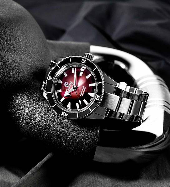 Rado瑞士雷達表Captain Cook庫克船長300米自動腕錶紅黑限定款  R32105353_建議售價NTD64900_情境照2.jpg