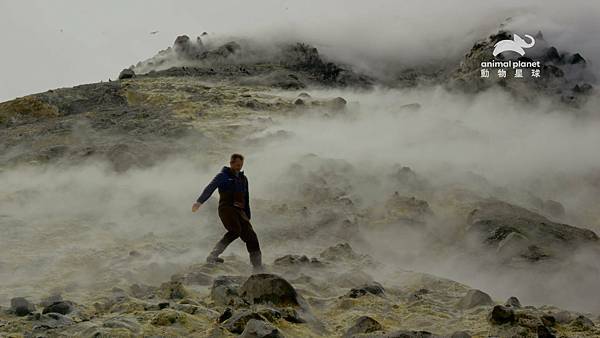 《未知之境》圖說：博戈斯洛夫島上的火山熱氣直接竄出地面，鮮少人擁有如此罕見的體驗。.jpg