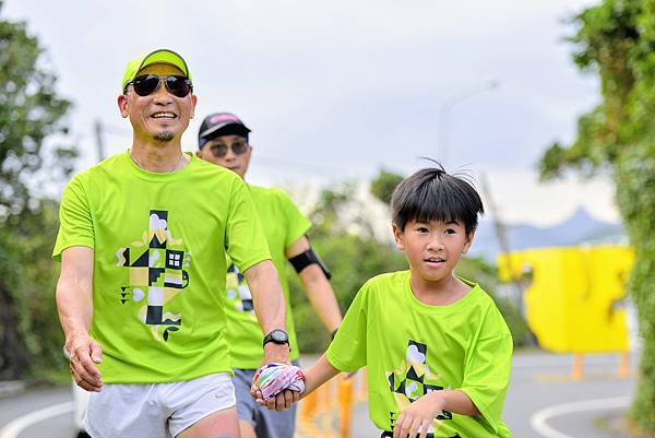 提碁創辦人陳崇誠艱辛完成1,046公里環台挑戰，小朋友也一同加入公益路跑行列.jpg