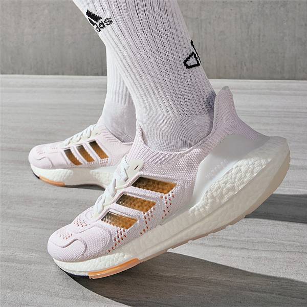 3. UltraBOOST 22 HEAT.RDY 結合 UltraBOOST 經典中底與 HEAT.RDY 科技，強化散熱機能，為夏季訓練跑步最佳配備！.jpg