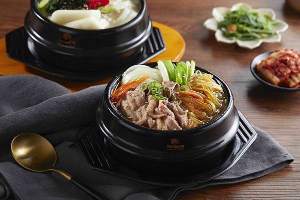 Mini鍋物系列分別推出「韓式水烤牛肉鍋」與「韓式豬肉年糕鍋」，讓喜歡湯品的消費者多了新選擇.jpg