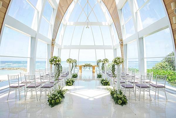 Ritz Carlton Bali內的Majestic 教會外型如兩環互 相緊扣，形成永恆的象徵，遠看像懸浮在海洋 和天空之間的一枚寶石，運用弧型玻璃窗引進 峇里島溫柔陽光，把婚禮每一刻都變成永恆的 記憶。.jpeg