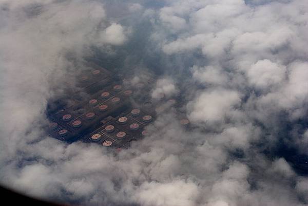 IMG_2902-透過雲層看到下方圓圓的建築,不知道是什麼碗糕,準備降落囉!!~~.JPG