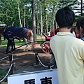 IMG_2919-日本爸爸抱小孩排隊等著搭馬車.JPG