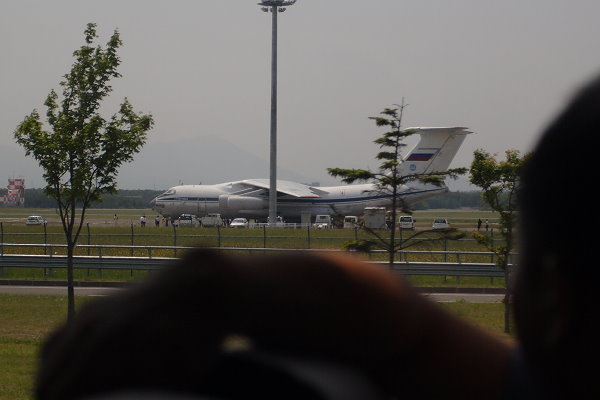 IMG_4535-去機場囉,導遊說看到這種機翼彎彎的飛機就是蘇聯的.JPG