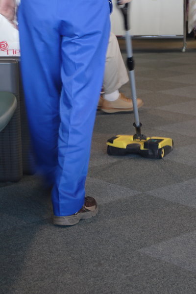 IMG_4536-機場清潔人員,地上那隻像賽車的東西,好像是吸塵器耶~這樣吸地板超方便的.JPG
