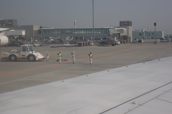 IMG_4544-連機場人員都很有禮貌,跟我們揮手敬禮說再見~~台灣沒得比.JPG